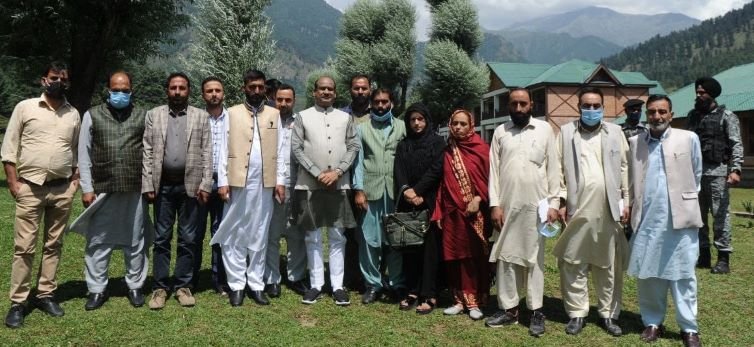 Lok Sabha Speaker meets representatives of local bodies in Anantnag