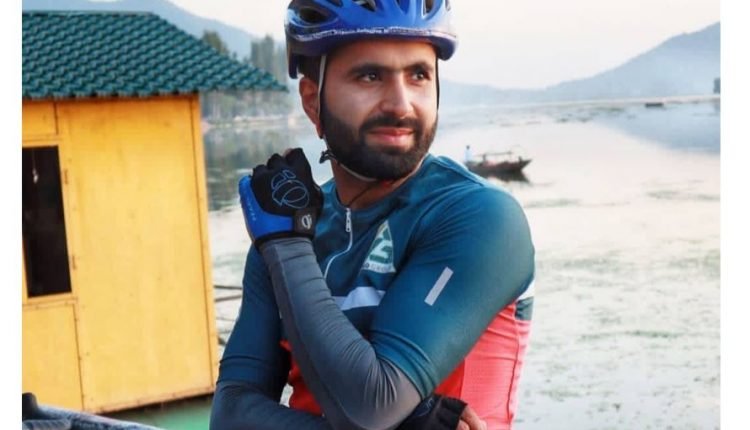Cyclist Adil Teli calls on Advisor Farooq Khan in Srinagar