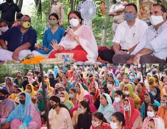 DC Indu Kanwal Chib listens to issues of local artisans at Panchayat Sansoo