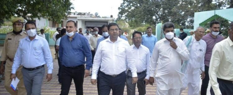 DC Rajouri visits forward Border posts in Nowshera Sector; Interacts with Army personnel, locals