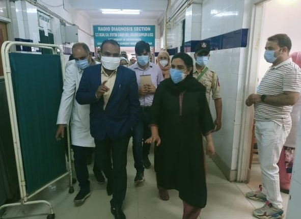Div Com visits various Srinagar Hospitals; Directs strict implementation of CAB