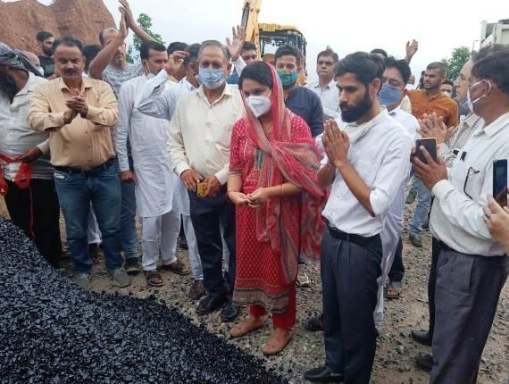 Juhi Manhas Pathania, Vice-Chairperson, DDC Udhampur kick starts work on Thalora to Pingla Mata road