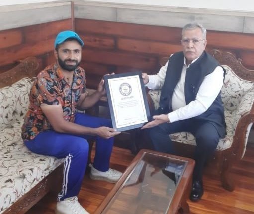 Cyclist Adil Teli calls on Advisor Farooq Khan in Srinagar
