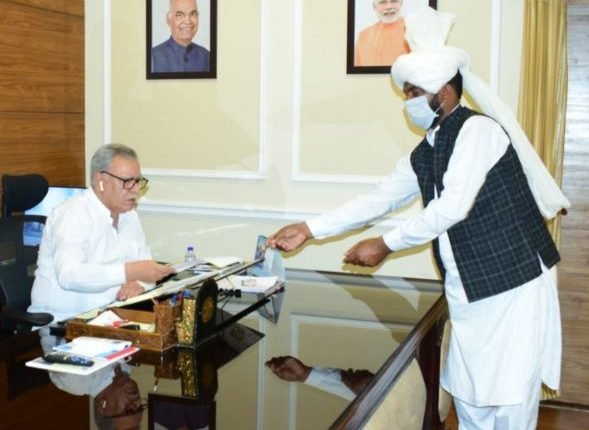 Advisor Farooq Khan meets delegations; assesses their issues, concerns