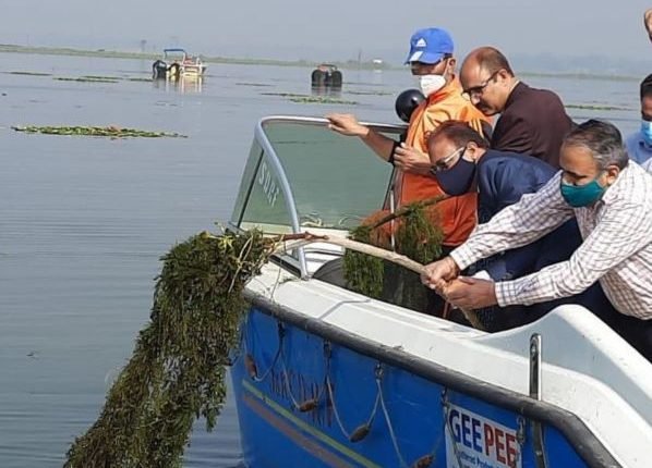 Director NIT Srinagar participates in de-weeding process of Dal Lake
