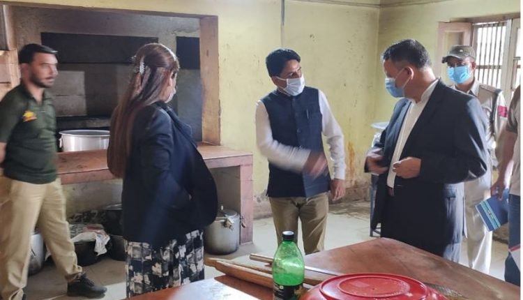 DLSA team visits sub jail Baramulla, organises Legal Awareness programme