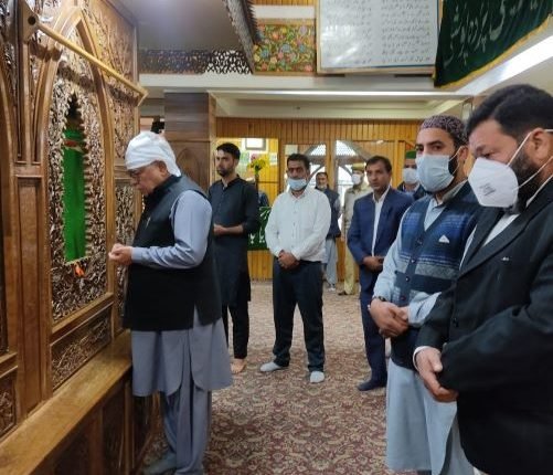 Advisor Farooq Khan pays obeisance at Baba Reshi (RA) Shrine
