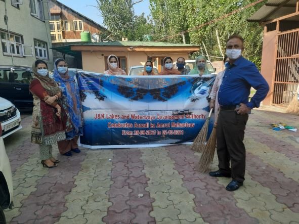 LAWDA starts cleanliness drive in offices, Dal Lake, its navigation channels
