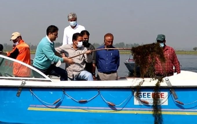 Mayor participates in ongoing de-weeding process of Dal Lake