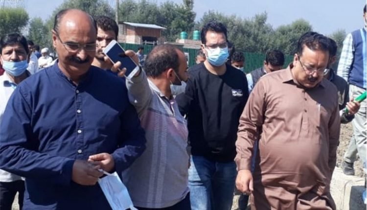 Navin visits Ganderbal, takes stock of valley wide campaign to double the area under oilseeds cultivation