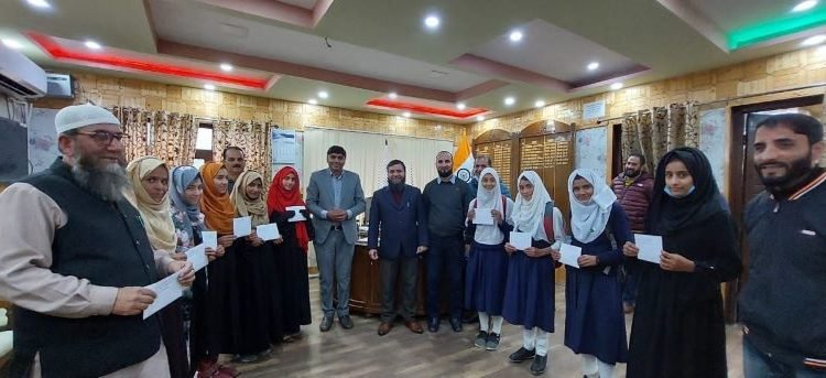 DC Kupwara gives away Rs.1 Lakh award to students of AGW School Chandigam, GMS Bumhama