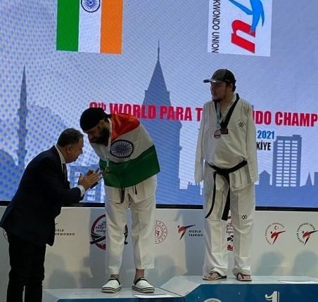 Advisor Farooq Khan congratulates Chandeep Singh for claiming silver at 9th Para World Taekwondo Championships