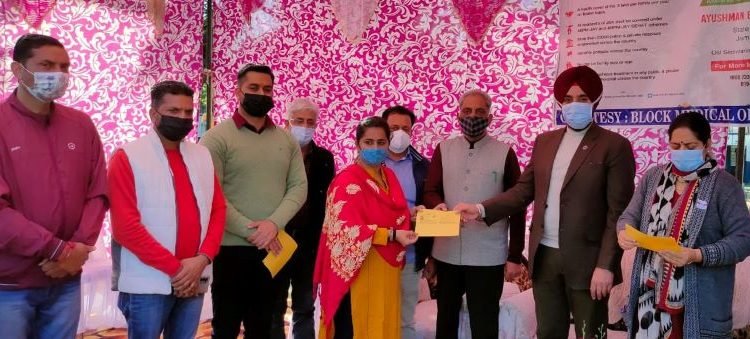 DC Reasi distributes 165 Golden Cards among beneficiaries