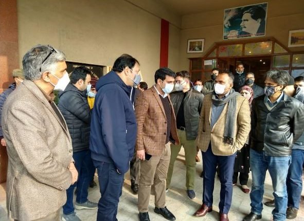 Div Com takes stock of Covid Containment measures at International Airport in view of Omicron Threat