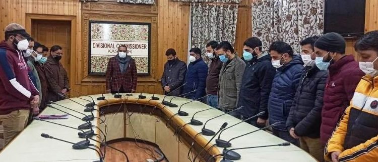 Martyrs Day: Div Com Office Kashmir pays glowing tribute to Mahatma Gandhi on death anniversary