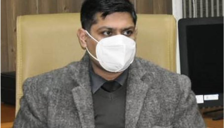 DC Rajouri reviews status of snow clearance, Power scenario amid rains, Snowfall