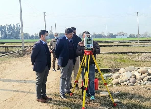 Div Com conducts surprise visit to Bishnah; takes stock of revenue, land related issues