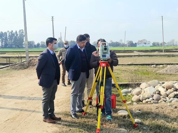 Div Com conducts surprise visit to Bishnah; takes stock of revenue, land related issues