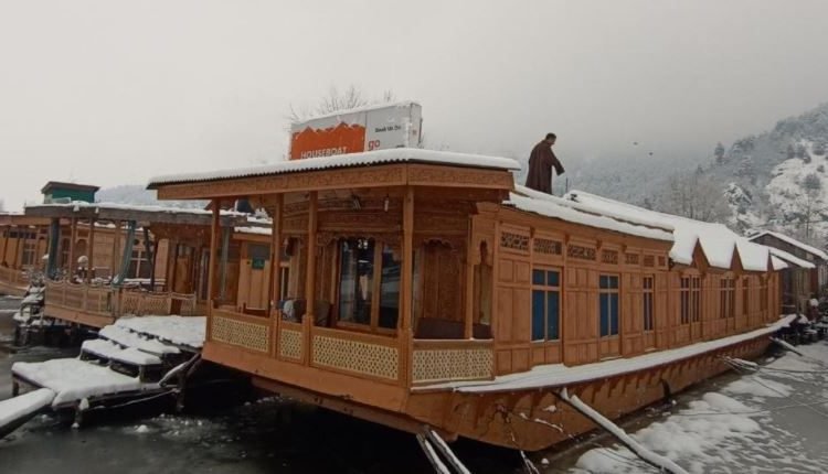 Chief Secretary Dr. Arun Kumar Mehta chairs meeting on registration, renewal of houseboats