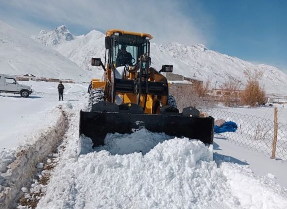 SDM Zanskar reviews progress of snow clearance on NH301