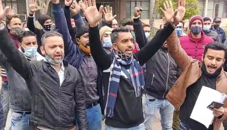IkkJutt Jammu Yuva hold protest at JDA Office Jammu