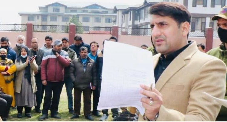 DC Srinagar holds Grievance Redressal Camp at Shalteng
