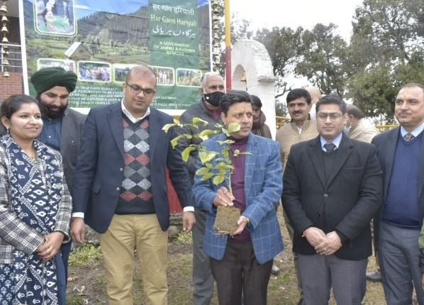 Sanjeev Verma visits border areas of Rajouri; Inspects dev projects, interacts with PRIs, SHGs, VFC