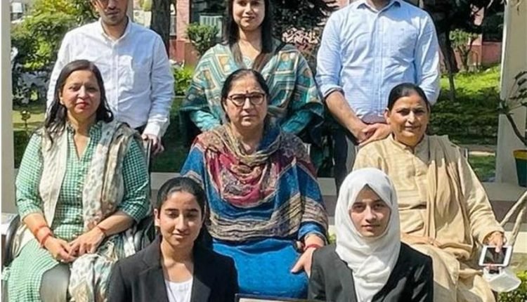 Padma Shri Padma Sachdev P.G. College for Women felicitates Prize winners of Annual Veerana Aivalli Memorial Debate Competition