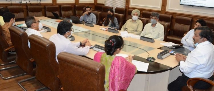 Principal Secretary H&UDD reviews procurement, operation of AC electric buses for Jammu, Srinagar cities