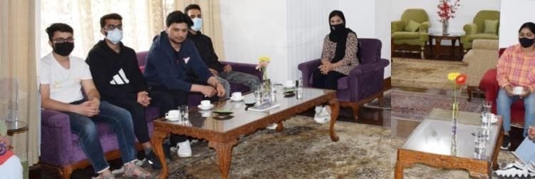 Lt Governor meets Ukraine returned MBBS students of Kashmir