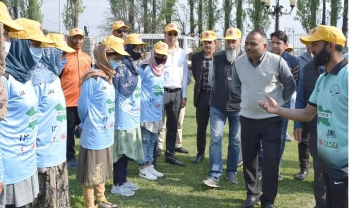 Div Com flags-off Dragon Boat Team for Kerala