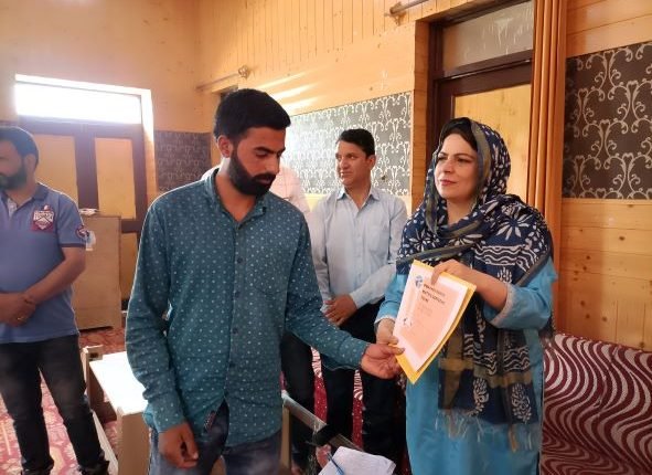 Safeena Beigh distributes sanction letters of 23 Fish units under PMMSY in Baramulla