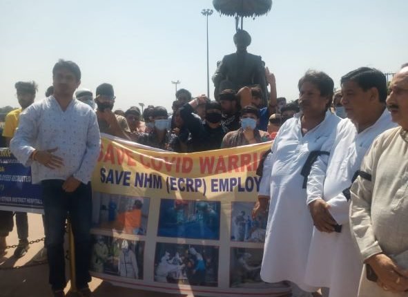 Bhalla, other Sr. Congress leaders join NRHM Workers Protest