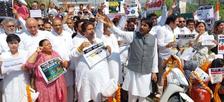 JKPCC chief,dozen other former  Legislators, several Senior Congress Leaders arrested protesting price hike in Jammu