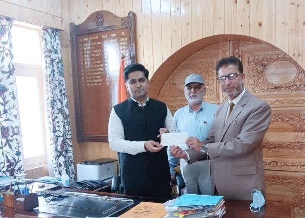 CEO Bandipora hands over Rs Five lakh cheque to DC Bandipora