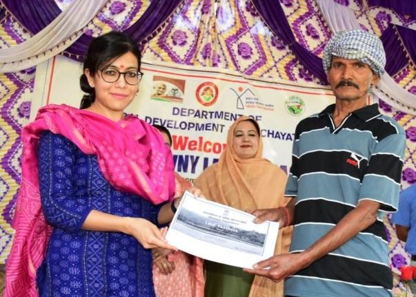 DC Jammu Avny Lavasa listens to people’s issues at Block Diwas meeting in Dansal