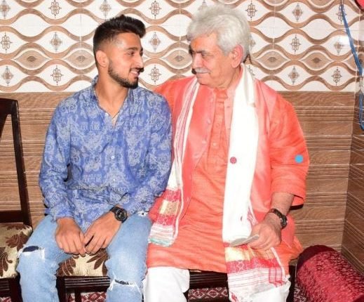 Lt Governor Manoj Sinha meets Cricketer Umran Malik & his family