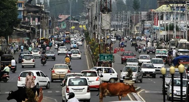 DC Srinagar reviews measures for smooth traffic flow on City roads