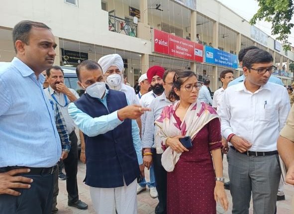Nitishwar Kumar inspects arrangements at Yatri Niwas, Railway station