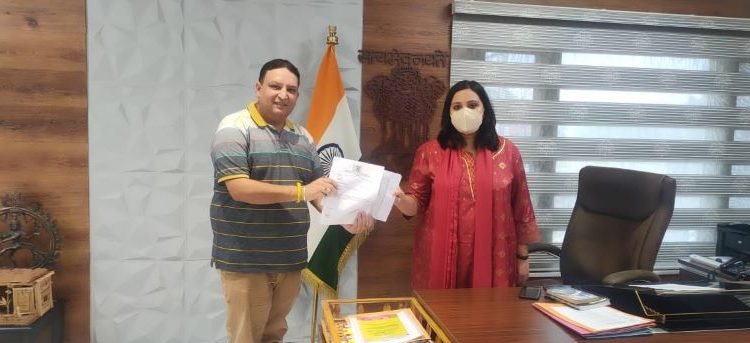 Labour Department Udhampur provides financial assistance to registered workers