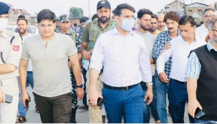 DC Srinagar visits Batamaloo, takes first-hand appraisal of the issues of local traders