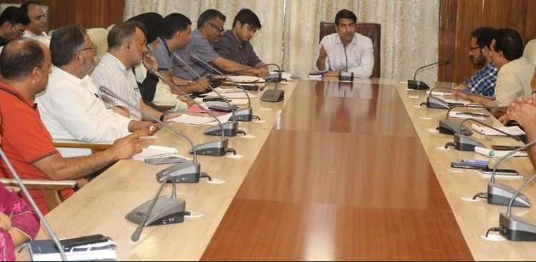 DC Srinagar reviews implementation of directions of LG regarding arrangements at Hazratbal Dargah on Eid-ul-Azha