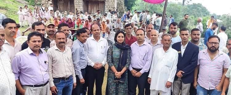 Vice- Chairperson DDC Udhampur felicitates meritorious students of GHS Bland   