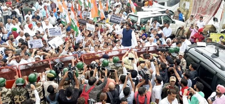 Hundreds Congress workers arrested protesting against price hike and unemployment in Jammu