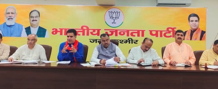Congress needs those 'who bow', powerful leaders leaving: Tarun Chugh
