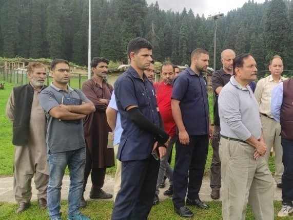 Advisor Bhatnagar visits Doodhpathri, other areas of Budgam district
