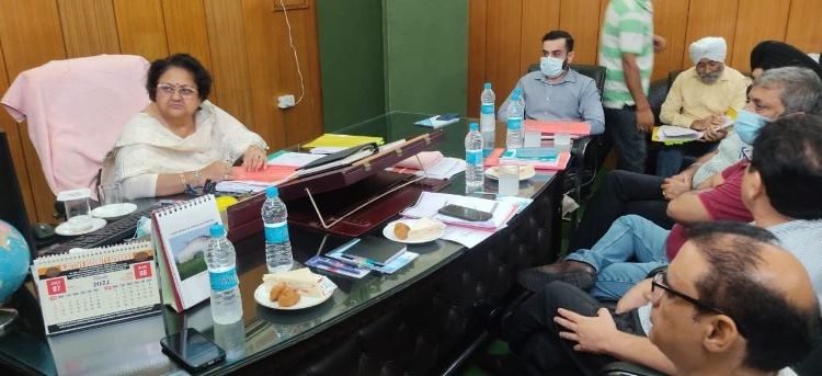 Renu Mahajan holds introductory meeting with Members to implement National e-Vidhan in J&K