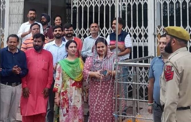 JDI Jammu hoists National Flag at DIPR Office