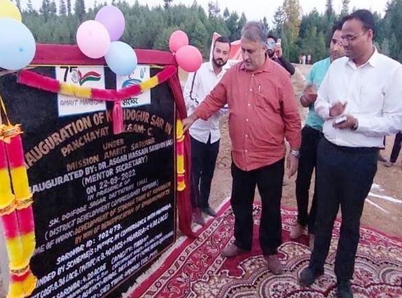 Principal Secretary SDD visits Kupwara;Inspects development projects, Govt institutions