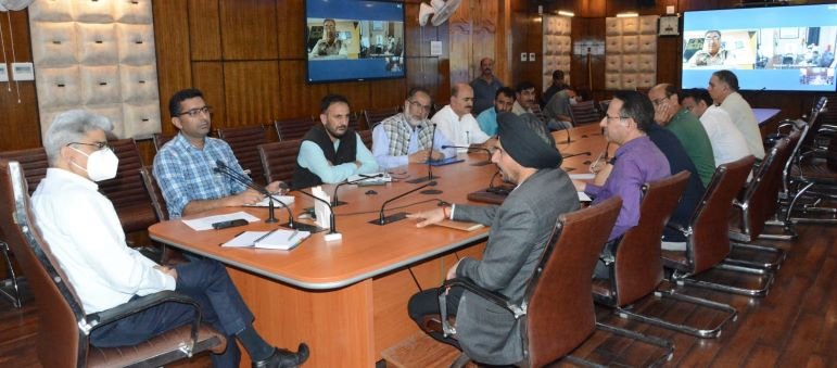 Atal Dulloo directs officers to ensure priority passage to fruit laden trucks